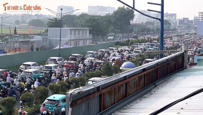Xe nối đuôi nhau xếp hàng dài trên đường đoạn qua công trường. Theo phương án tổ chức giao thông, phương tiện vẫn được lưu thông qua khu vực nhưng người dân được khuyến cáo chủ động chọn các tuyến thay thế để giảm áp lực giao thông.