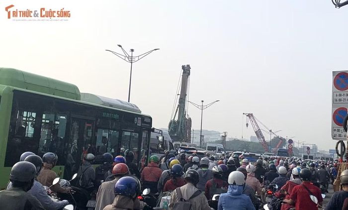 Các phương tiện chen chúc di chuyển trên đường Trường Chinh hướng vào trung tâm thành phố
