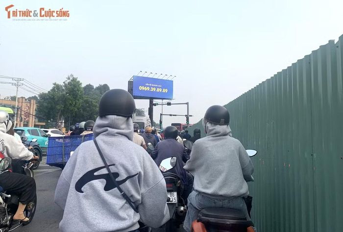 Các tuyến đường xung quanh công trường vốn là những trục giao thông quan trọng, thường xuyên có lượng xe lớn vào buổi sáng.