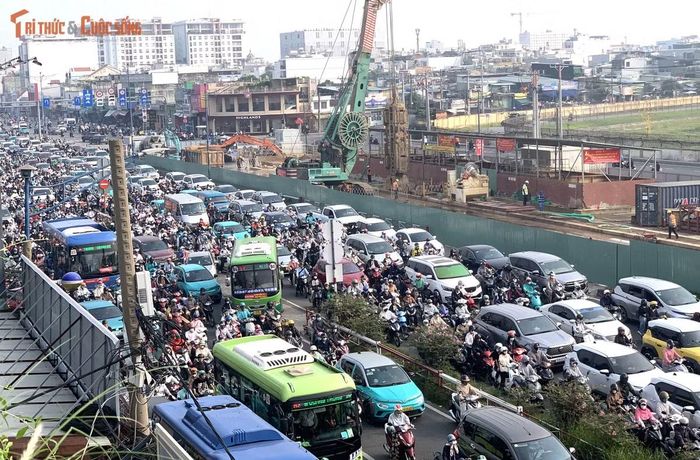 Hàng dài ô tô, xe máy nối tiếp nhau qua khu vực được rào chắn để phục vụ thi công Metro số 2 Bến Thành - Tham Lương.