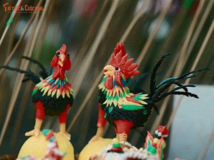 Với du khách nước ngoài, tò he là một trải nghiệm mới lạ khi món đồ chơi được tạo hình trực tiếp ngay tại gian hàng.