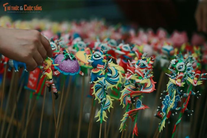 Với nhiều người Việt, những hình hài nhỏ bé ấy không chỉ là món đồ chơi mà còn gợi lại một phần ký ức Trung thu của những năm tháng trước.