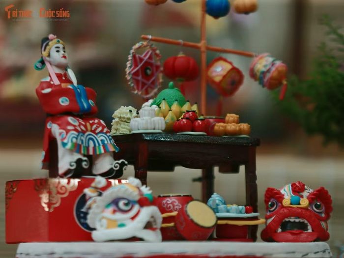 Từ những mẫu đơn giản đến tác phẩm cầu kỳ, tò he ngày nay có thêm nhiều hình thức tạo hình nhưng vẫn giữ đặc trưng của một món đồ chơi làm thủ công.