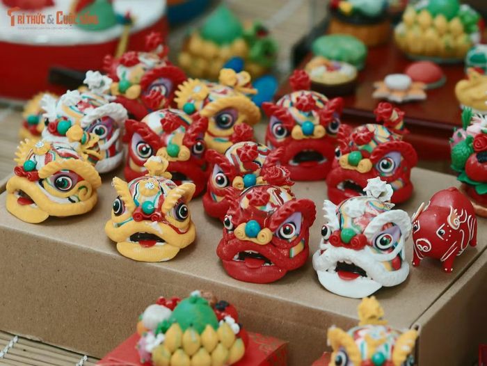 Sự tò mò khiến những vị khách lần đầu biết đến tò he dành nhiều thời gian hơn để quan sát cách những hình nhân nhỏ được tạo ra.