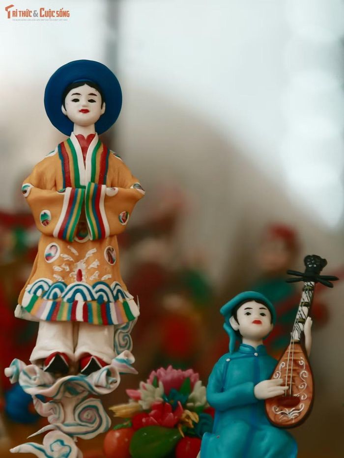 Giữa một Hàng Mã ngày càng nhiều sắc màu mới, những con tò he vẫn có cách riêng để giữ chân người qua đường: bằng ký ức với người Việt và sự tò mò với những vị khách lần đầu gặp gỡ.