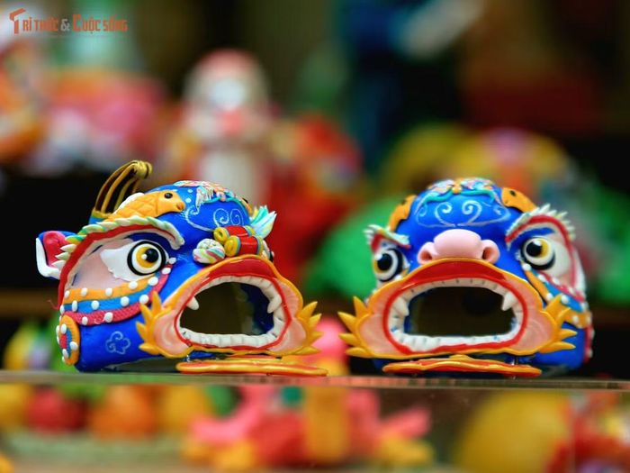 Hình ảnh đầu lân được hoàn thiện qua bàn tay của nghệ nhân nặn tò he.