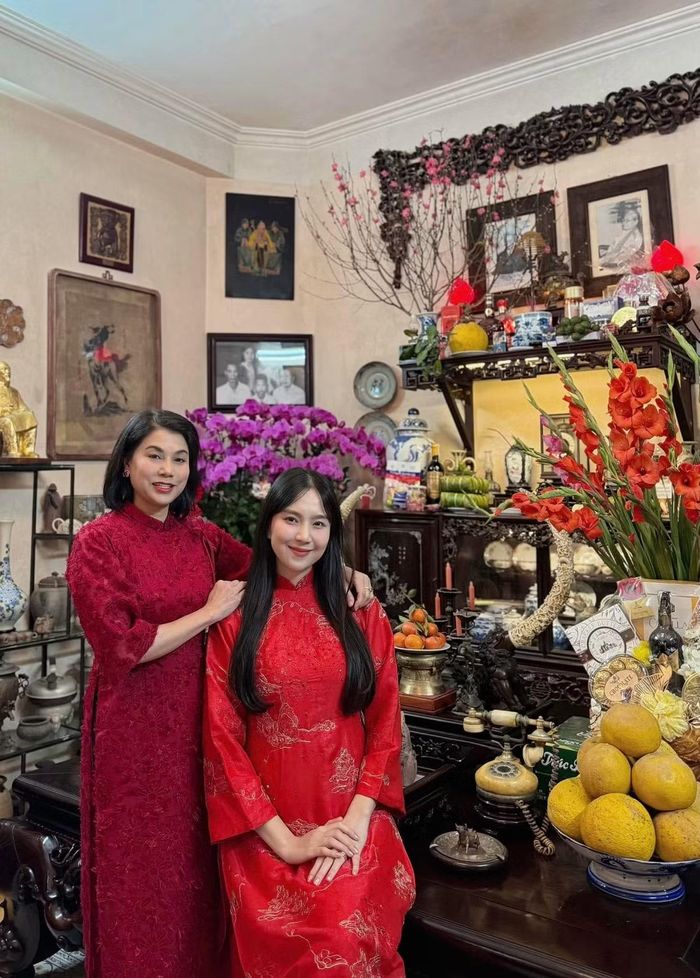 Với Mai Ngọc, mẹ luôn là một trong những điểm tựa tinh thần quan trọng nhất. Bà chưa từng vắng mặt trong những dấu mốc đáng nhớ của con gái, từ thời đi học đến khi trưởng thành và theo đuổi công việc mình yêu thích. Ảnh: FB Mai Ngọc