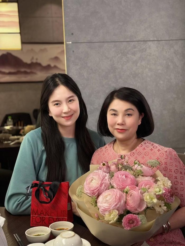 Không chỉ chia sẻ những khoảnh khắc đẹp bên mẹ, Mai Ngọc còn từng bày tỏ sự thay đổi trong tình cảm dành cho bà sau khi sinh con trai. Nữ MC cho biết cô càng thấu hiểu và thương mẹ hơn, đồng thời muốn dành nhiều thời gian cho bà. Ảnh: FB Mai Ngọc