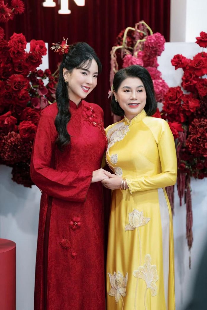 Mai Ngọc dành cho mẹ sự trân trọng đặc biệt khi nhìn lại hành trình đã qua. Những khoảnh khắc hai mẹ con bên nhau không chỉ cho thấy sự tương đồng về nhan sắc mà còn hé lộ mối quan hệ gắn bó, ấm áp giữa hai thế hệ phụ nữ. Ảnh: FB Mai Ngọc