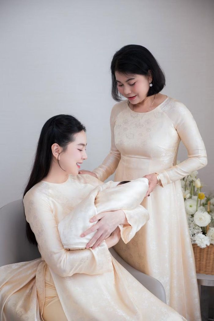 Nhan sắc của mẹ cũng phần nào lý giải những đường nét nổi bật mà Mai Ngọc được thừa hưởng. Từ gương mặt thanh tú đến vẻ ngoài dịu dàng, nữ MC được nhận xét có nhiều nét giống mẹ ruột. Ảnh: FB Mai Ngọc