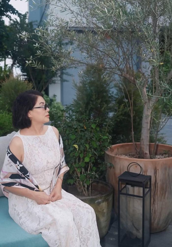 Trong những khung hình được con gái chia sẻ, bà lựa chọn trang phục trẻ trung nhưng vẫn giữ sự tinh tế. Cách phối đồ thời thượng giúp diện mạo của mẹ Mai Ngọc thêm phần hiện đại, cuốn hút. Ảnh: FB Mai Ngọc