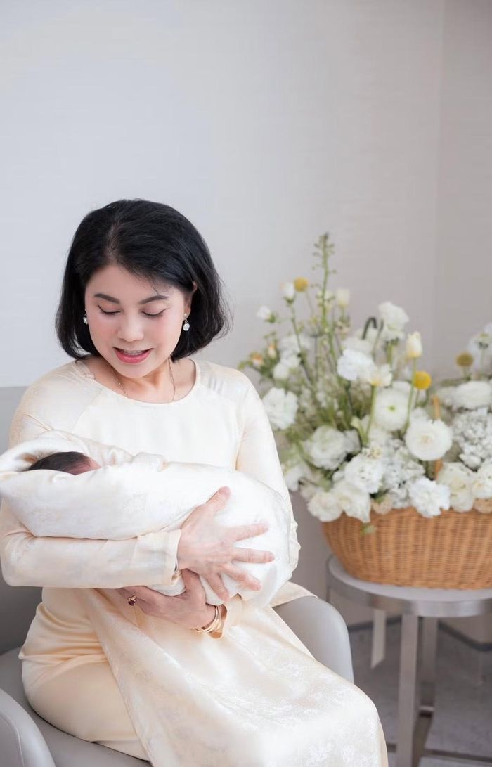 Dù đã bước vào độ tuổi trung niên, mẹ Mai Ngọc vẫn duy trì phong thái chỉn chu và tràn đầy sức sống. Những hình ảnh mới của bà khiến nhiều người thích thú trước vẻ đẹp dường như không bị thời gian làm phai nhạt. Ảnh: FB Mai Ngọc