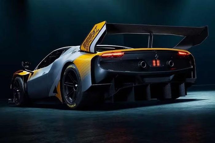 Về cơ bản, Ferrari đã vận dụng những bài học kinh nghiệm từ chiếc 296 GT3 Evo để tạo ra một chiếc xe không cần tuân theo những quy tắc tương tự. Kết quả là một cỗ máy được ước tính sẽ hoàn thành một vòng đường đua thử nghiệm Fiorano của hãng nhanh hơn khoảng 3 giây so với chiếc xe đua mà nó dựa trên.