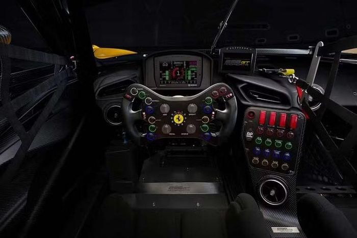 Ngoài động cơ được nâng cấp, mẫu xe đua mới nhất của Ferrari còn sở hữu thân xe được thiết kế lại để cải thiện hiệu suất khí động học. Phần đầu xe có bộ chia gió hầm hố hơn và các chi tiết khí động học bổ sung, trong khi cánh gió cố định khổng lồ chiếm ưu thế ở phía sau.