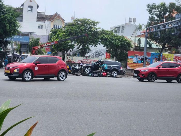 Theo nữ nhân chứng, nhiều người đi xe máy sau tai nạn đã rời khỏi hiện trường do chỉ bị thương nhẹ. Tại hiện trường, 3 xe máy nằm dưới bánh ô tô, các phương tiện bị hư hỏng, biến dạng.