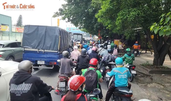 Đến 12h cùng ngày, xe cứu hộ đến cẩu ô tô rời khỏi hiện trường, giao thông qua khu vực dần ổn định trở lại.