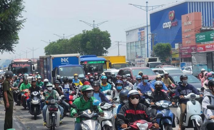 Nhận được tin báo, lực lượng CSGT có mặt phong tỏa hiện trường, điều tiết giao thông qua khu vực. Ảnh hưởng của vụ tai nạn khiến giao thông qua khu vực bị ùn tắc nghiêm trọng.