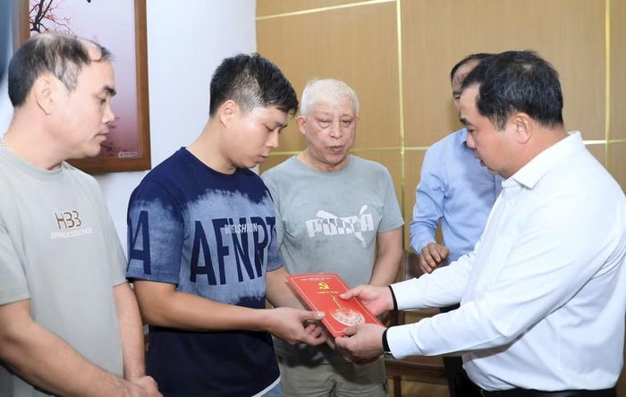 Bí thư Thành ủy Hà Nội Trần Đức Thắng trao hỗ trợ cho các gia đình nạn nhân.