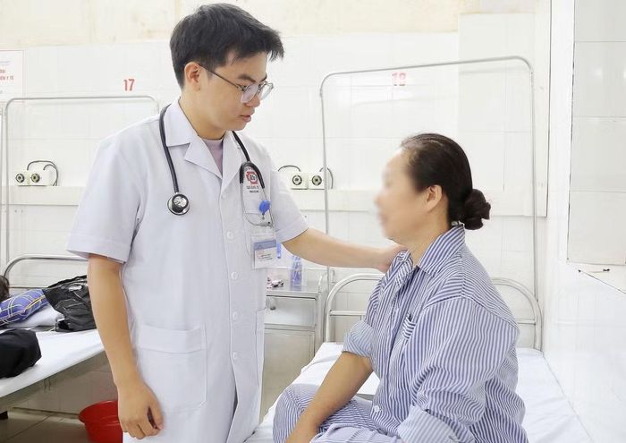 Bác sĩ thăm hỏi người bệnh - Ảnh BVCC