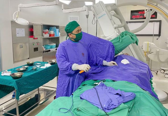 BSCKII. Phan Thanh Nghĩa, Trưởng Đơn vị Rối loạn nhịp thực hiện triệt đốt ổ ngoại tâm thu thất - Ảnh BVCC