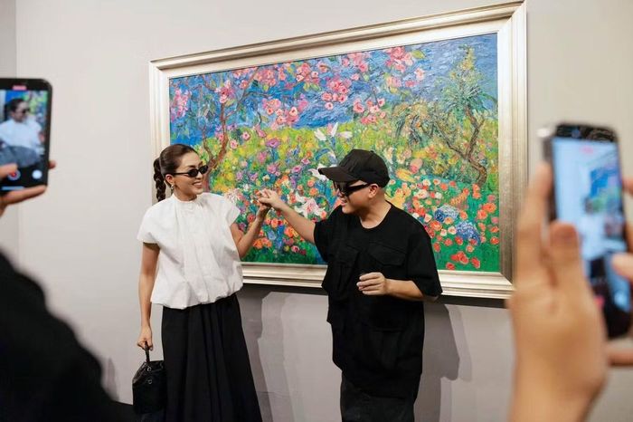 Trước đó, Tăng Thanh Hà cũng chia sẻ loạt ảnh tại triển lãm và gửi lời chúc mừng Đỗ Mạnh Cường. Nữ diễn viên bày tỏ niềm tự hào khi chứng kiến thành quả của anh. Ảnh: FB Đỗ Mạnh Cường.
