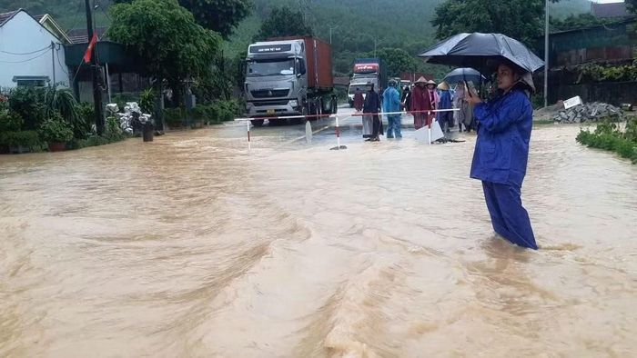  Tuyến đường Quốc lộ 48 tại một số khu vực mực nước dâng cao khiến cho việc lưu thông gặp rất nhiều khó khăn. (Ảnh: TT xã Đông Hiếu) 