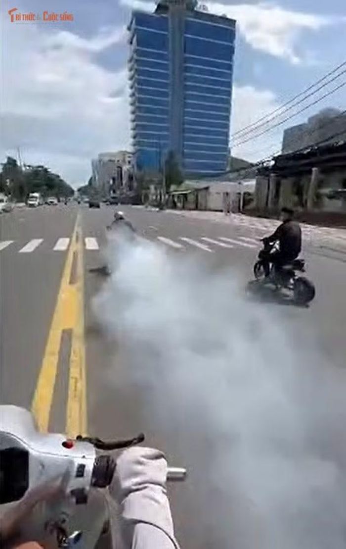 Trong quá trình di chuyển, một số người chạy xe với tốc độ cao, lạng lách, đánh võng, xoáy bánh tạo khói, dàn hàng ngang.