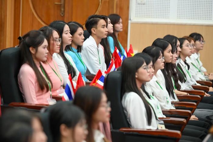 Tại Trường Đại học Hà Nội, quan hệ Việt Nam - Thái Lan được thể hiện rõ nét qua đào tạo tiếng Thái Lan, giao lưu văn hóa và các chương trình trao đổi sinh viên.