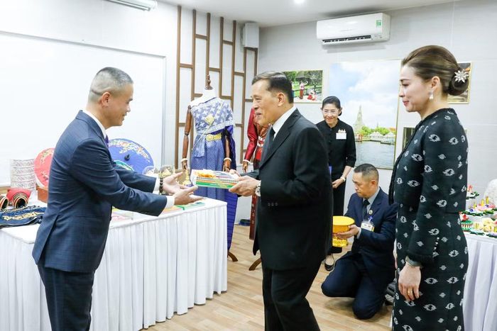 Nhà vua Thái Lan và Hoàng hậu trao tặng tài liệu và phương tiện giảng dạy cho Trung tâm Ngôn ngữ và Văn hóa Thái Lan.