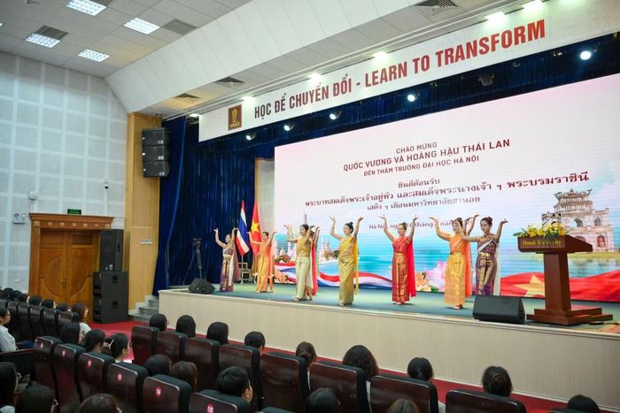 Phát biểu chào mừng, PGS.TS Nguyễn Văn Trào, Hiệu trưởng Trường Đại học Hà Nội bày tỏ vinh dự đón Nhà vua và Hoàng hậu đến thăm nhà trường. Đây là nguồn động viên đối với các giảng viên, cán bộ và sinh viên.