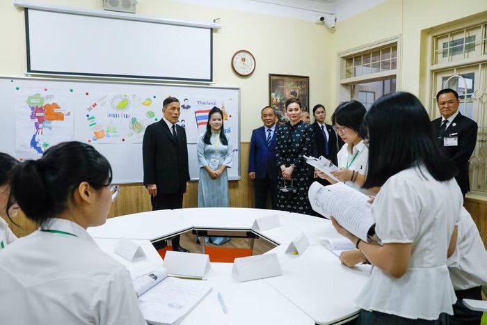 Nhà vua Thái Lan và Hoàng hậu tham quan Trung tâm Ngôn ngữ và Văn hóa Thái Lan. Tại đây, Nhà vua và Hoàng hậu trực tiếp tham dự, trải nghiệm một buổi học tiếng Thái cùng sinh viên Việt Nam