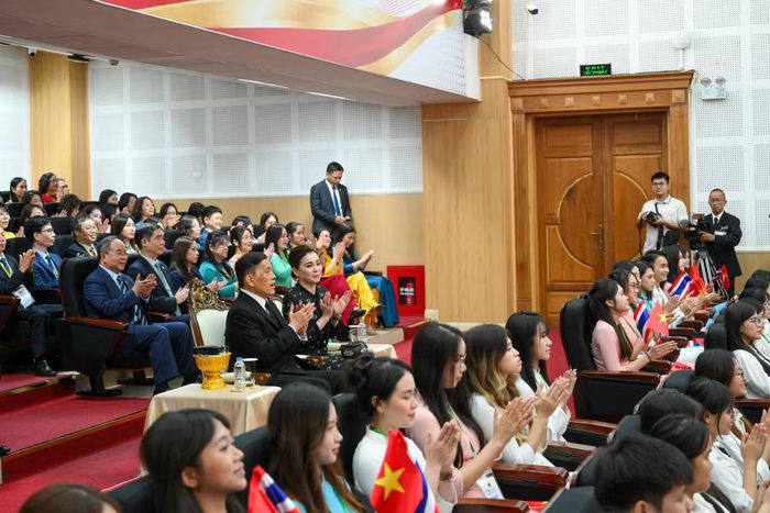 Nhà vua Thái Lan Maha Vajiralongkorn và Hoàng hậu Suthida cùng đại biểu và sinh viên xem tiết mục múa trên nền nhạc của Thái Lan
