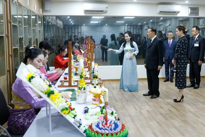 Trường Đại học Hà Nội duy trì quan hệ hợp tác với gần 20 cơ sở giáo dục đại học của Thái Lan, trong đó có Đại học Chulalongkorn, Đại học Assumption và Đại học Mahasarakham. Các chương trình hợp tác bao gồm trao đổi giảng viên, sinh viên, đào tạo ngắn hạn, trải nghiệm và thực tập. Đáng chú ý, hơn 500 sinh viên Thái Lan và hơn 300 học viên của Học viện Ngoại giao Devawongse Varopakarn đã đến Trường Đại học Hà Nội học tập, thực tập và trải nghiệm văn hóa Việt Nam.