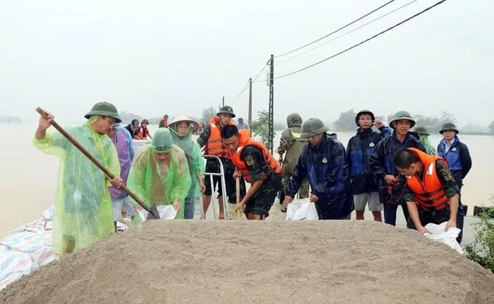 Quân dân chung sức xúc cát, đắp chống tràn tại các vị trí xung yếu.