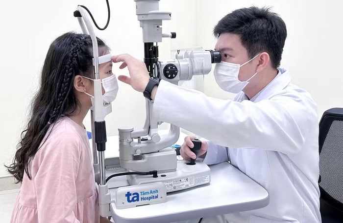 Bé gái khám mắt tại Bệnh viện Đa khoa Tâm Anh. Ảnh: BVCC.