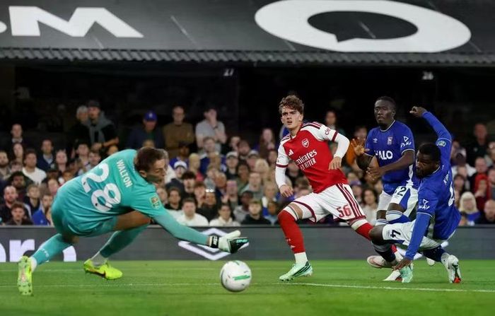 Sau pha xử lý loại bỏ Kipre, Dowman bình tĩnh đánh bại thủ môn Christian Walton để mở tỷ số 1-0. Bàn thắng cho thấy sự tự tin của cầu thủ trẻ trong lần đầu đá chính mùa này. Ảnh: Getty