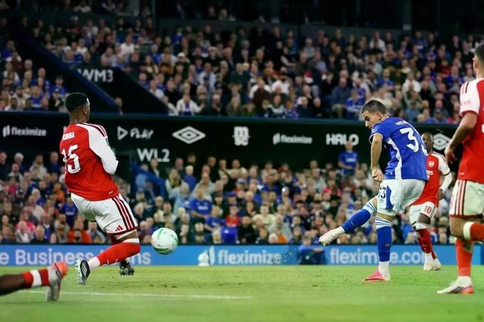 Bị dẫn 0-4, Ipswich vẫn không buông xuôi. Phút 62, tiền vệ Anis Mehmeti tận dụng cơ hội trong vòng cấm để rút ngắn tỷ số, mang lại chút hy vọng cho đội chủ sân Portman Road. Ảnh: Getty