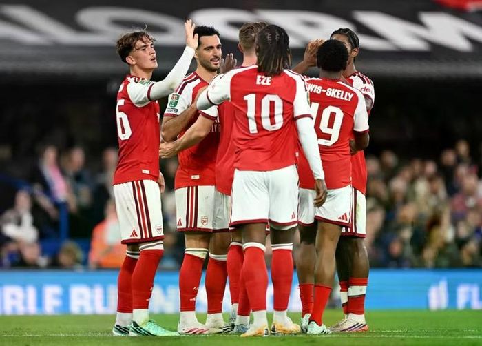 Các cầu thủ Arsenal chia vui sau khi liên tiếp xuyên thủng hàng phòng ngự Ipswich. Riêng Dowman còn góp công vào bàn thứ 2 bằng pha pressing khiến thủ môn Christian Walton chuyền hỏng. Ảnh: Getty