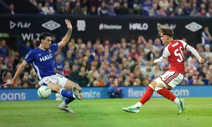 Tài năng 16 tuổi Max Dowman sớm trở thành tâm điểm. Phút 7, tiền vệ Arsenal đoạt bóng ở giữa sân, vượt qua hậu vệ Cedric Kipre rồi tự mình kết thúc pha đột phá. Ảnh: Getty