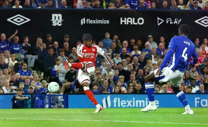 Arsenal không mất nhiều thời gian để nhân đôi cách biệt. Phút 16, tiền đạo Noni Madueke đón đường chuyền của Mikel Merino rồi dứt điểm gọn gàng, đưa 'Pháo thủ' dẫn 2-0. Ảnh: Reuters