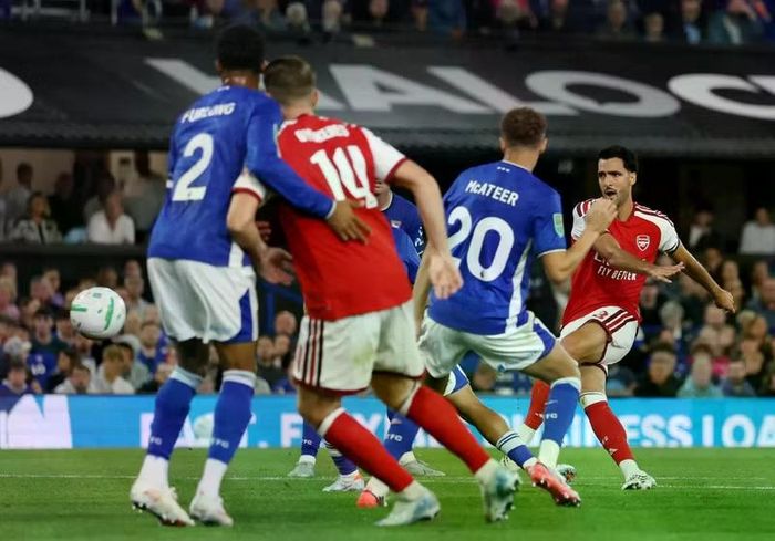 'Pháo thủ' gần như định đoạt trận đấu ở phút 58. Sau pha phối hợp có dấu ấn của Dowman, tiền vệ Mikel Merino dứt điểm từ rìa vòng cấm, bóng đi vào lưới sau khi chạm cột dọc. Ảnh: Getty