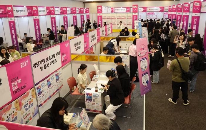 Sinh viên Hàn Quốc tìm kiếm cơ hội nghề nghiệp tại một hội chợ việc làm ở Seoul.