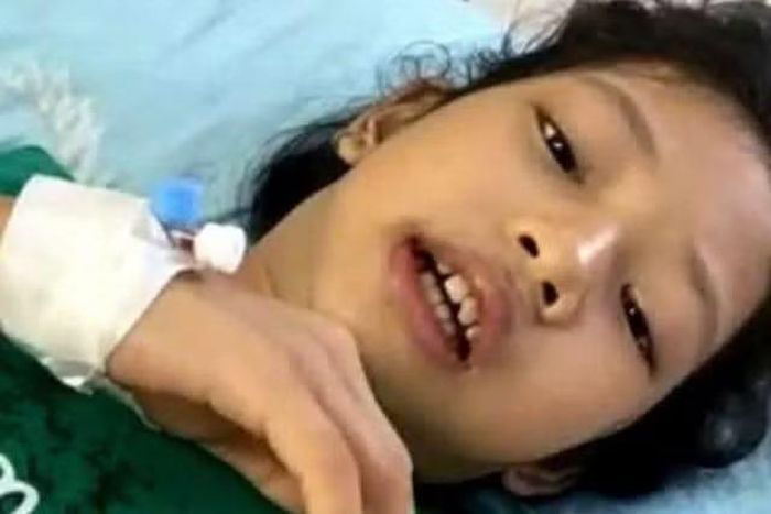 Nước mắt lăn dài trên khuôn mặt Tuyết Nhi, em ao ước được sống và được đến trường như bao bạn bè cùng trang lứa.