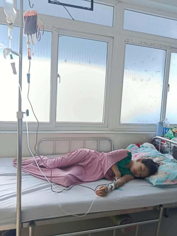 Tuyết Nhi đang chống chọi bệnh tật tại bệnh viện. Con đường trở lại lớp học có lẽ sẽ còn dài với em.