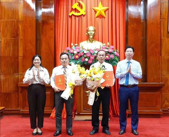 Trao Quyết định, tặng hoa chúc mừng Ban Giám hiệu Trường Cao đẳng Tiền Giang. Ảnh: Phương Thanh.