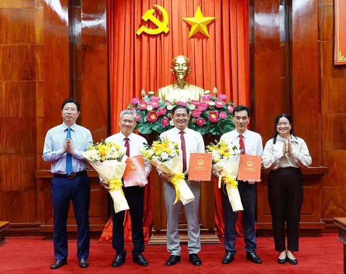 Trao Quyết định, tặng hoa chúc mừng Ban Giám hiệu Trường Cao đẳng Đồng Tháp. Ảnh: Phương Thanh.