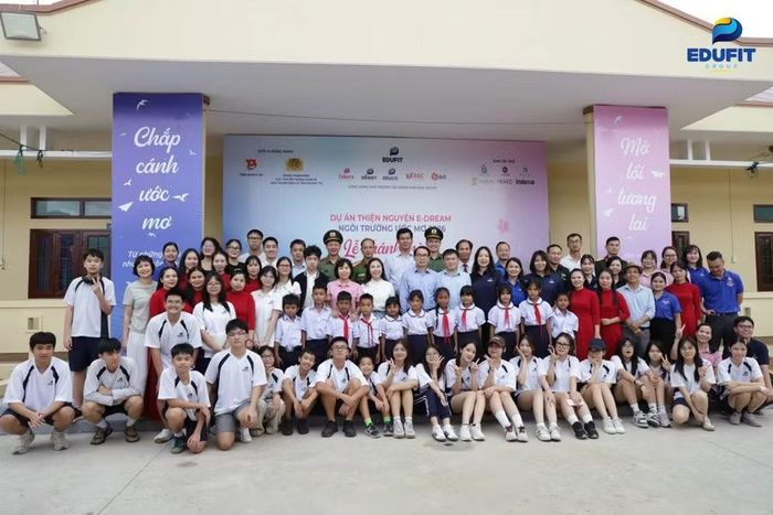 Đoàn thiện nguyện Edufit và đại diện chính quyền địa phương, ban giám hiệu thầy cô và đại diện học sinh Pa Ling tại Lễ khánh thành điểm trường.