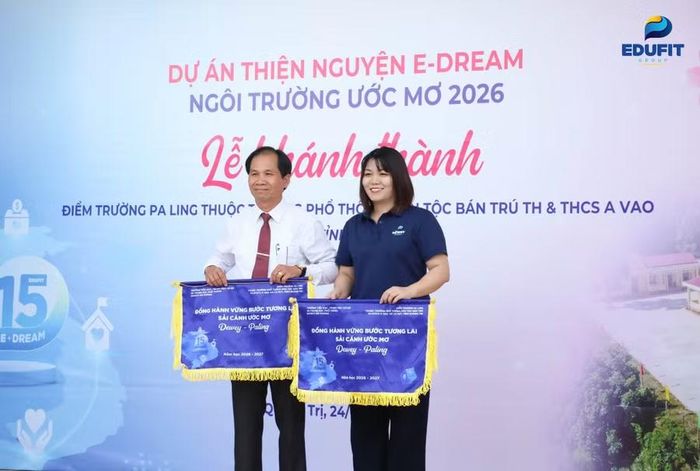 Hiệu trưởng The Dewey Schools Hải Phòng và Hiệu trưởng trường PTDTBT Tiểu học & THCS A Vao trao cờ kết nghĩa thay cho cam kết đồng hành dài hạn của The Dewey Schools với điểm trường Pa Ling.