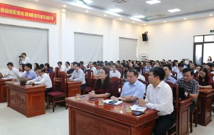 Lãnh đạo Sở GD&ĐT và Trường Đại học Sư phạm Hà Nội tham dự hội nghị.