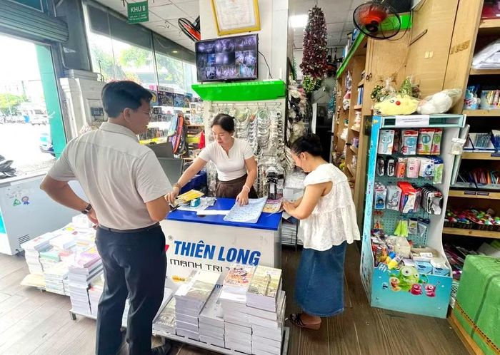 Phụ huynh đi tìm mua SGK cho con tại nhà sách Hồng Đức (TP Huế) vào ngày 15/9.